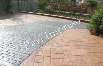 El hormigón impreso es un material de construcción decorativo y duradero que se utiliza para pavimentar superficies exteriores, como patios, aceras y caminos.