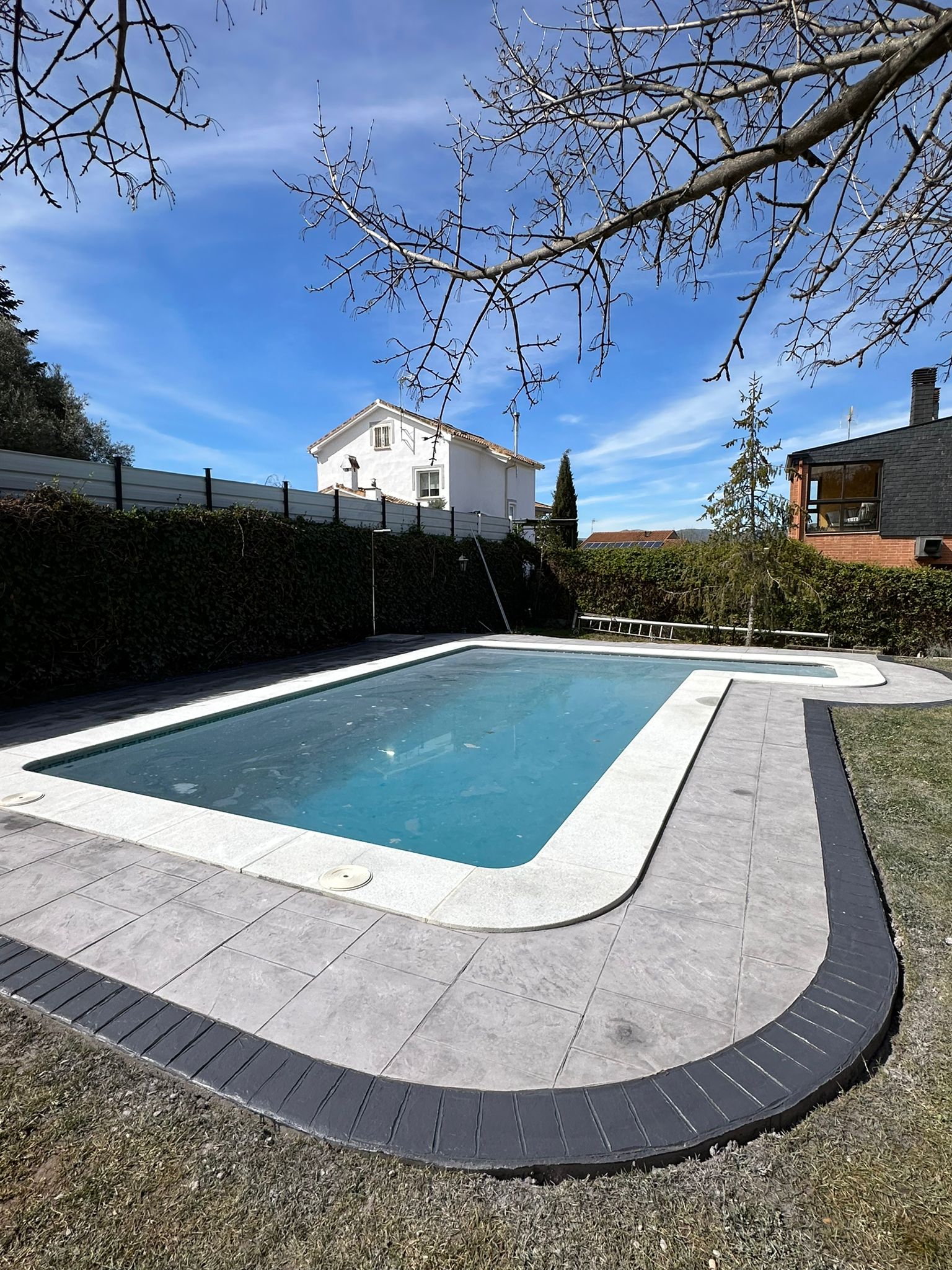 Hormigón impreso antideslizante para piscinas